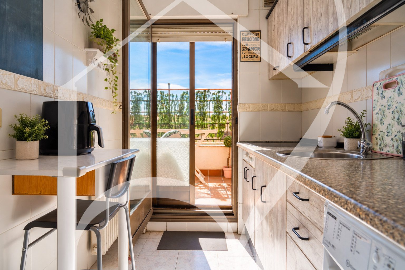Cocina, salida a la terraza