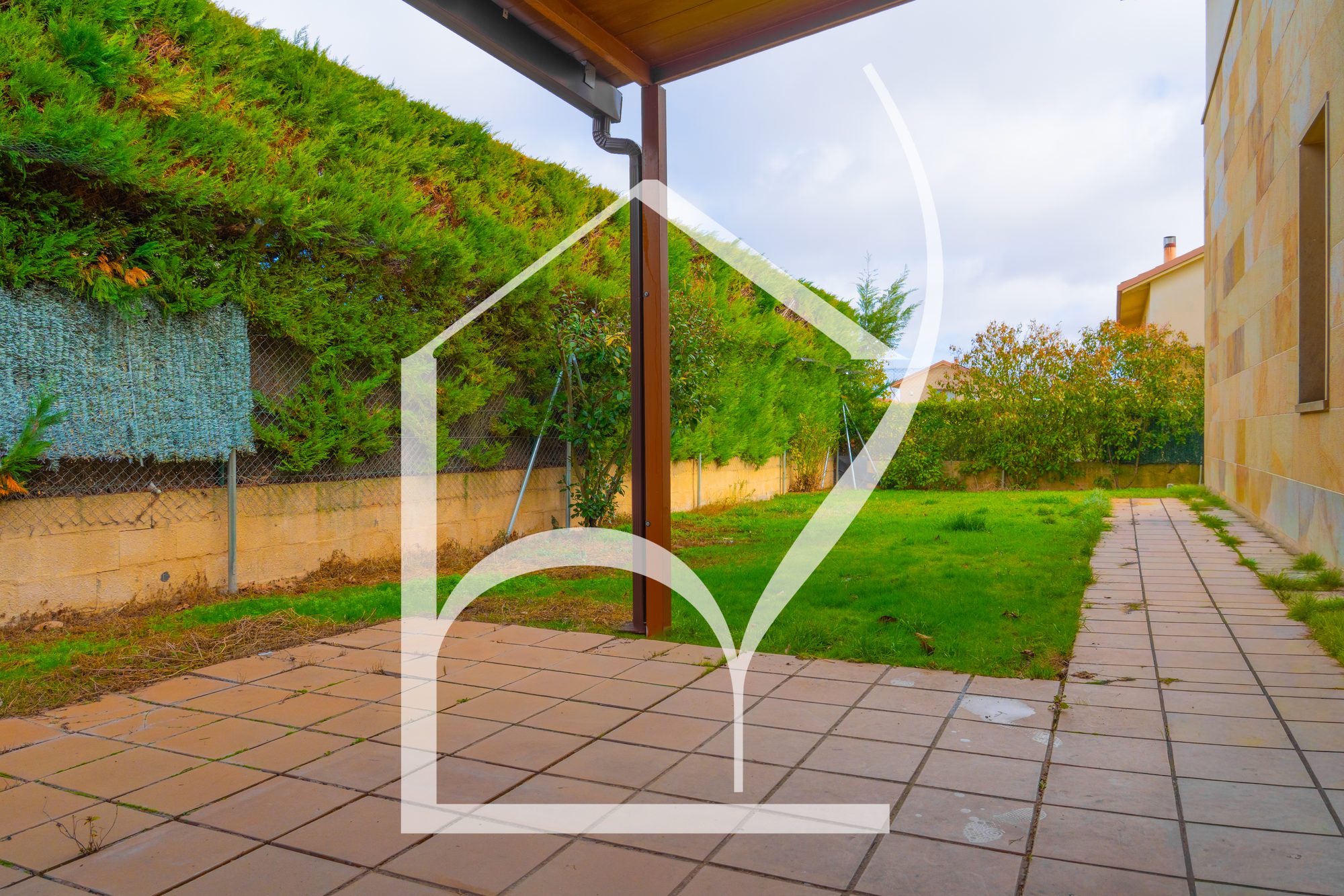 Patio, zona ajardinada
