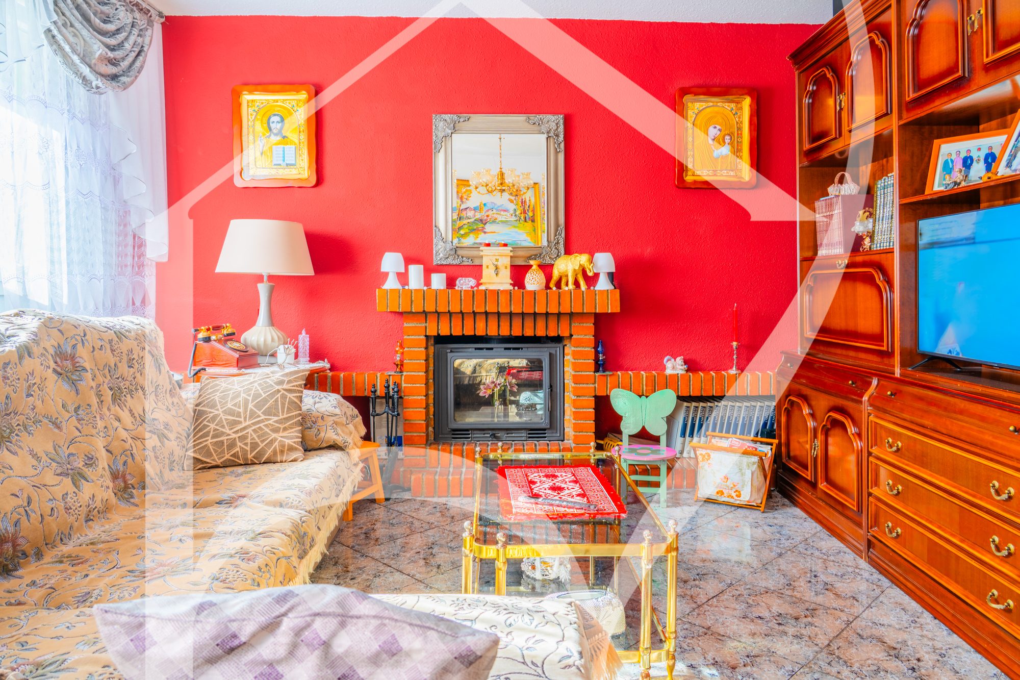 Salón con mueble y televisión