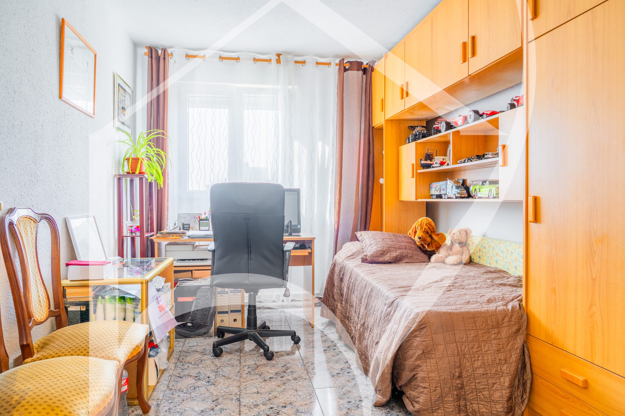 Habitación con zona de estudio