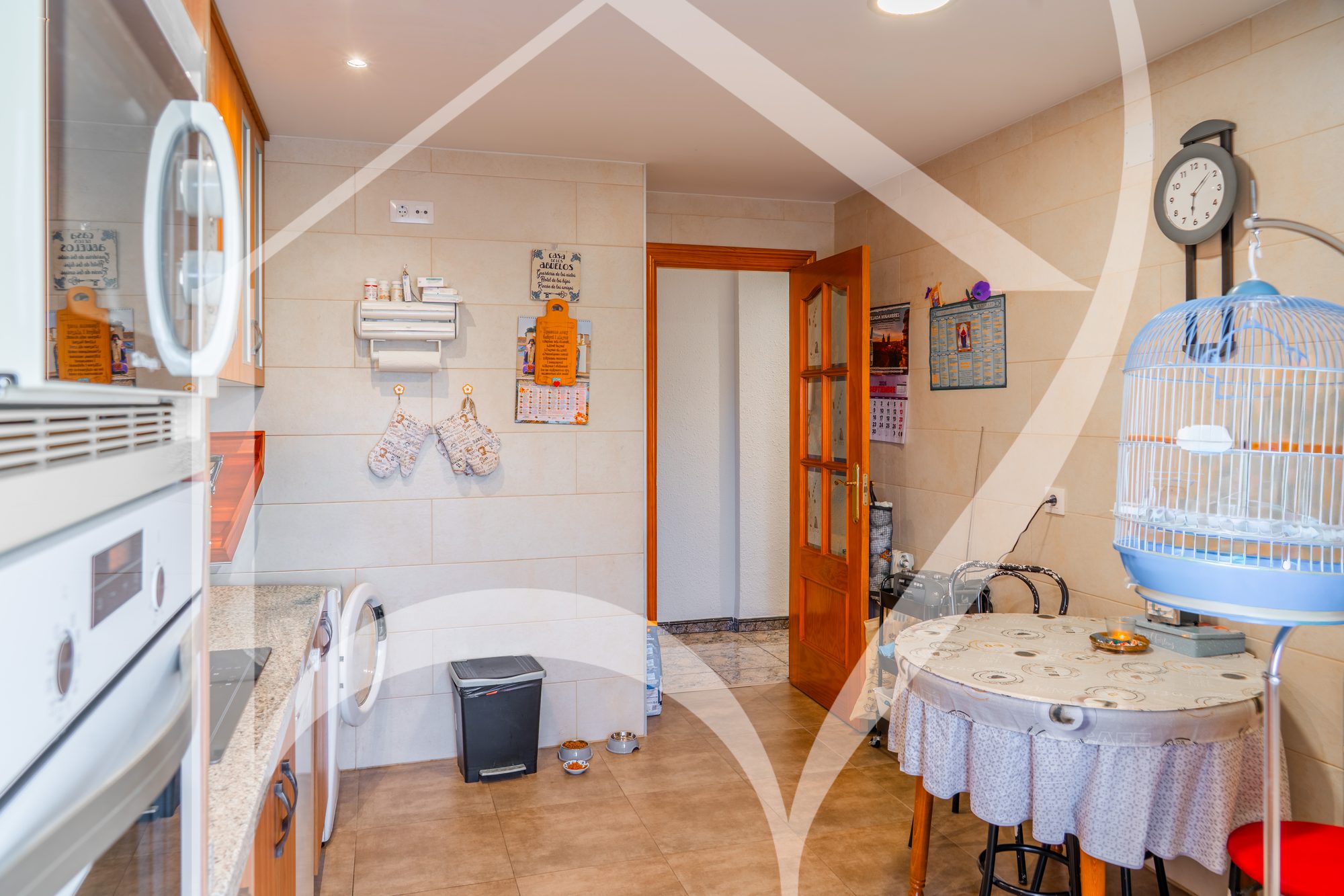 Cocina, zona de horno y encimera