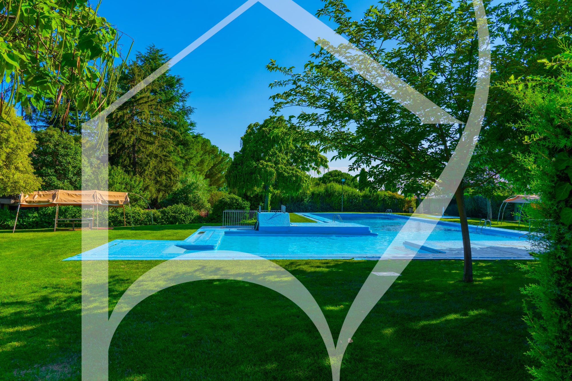 Piscina comunitaria de la urbanización