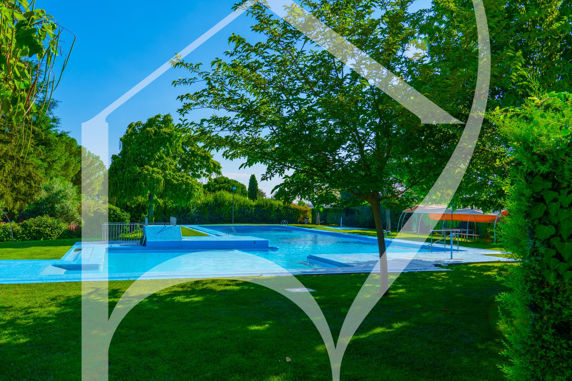Piscina comunitaria de la urbanización