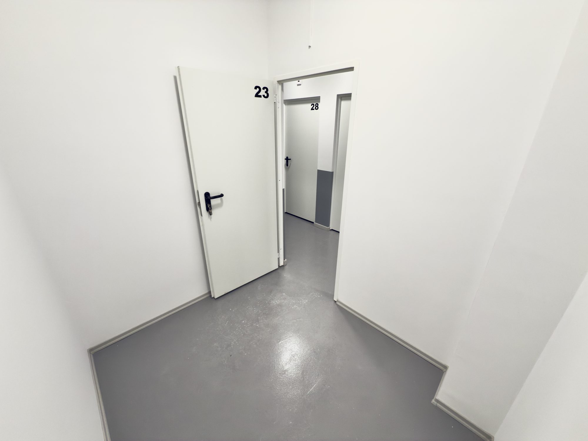 Pasillo, acceso a trasteros numerados
